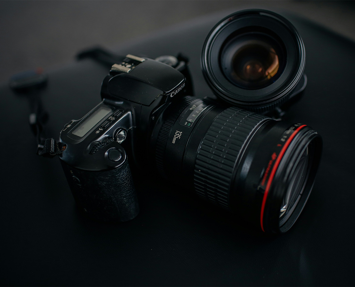 5:6 Canon DSLR camera with lens on dark background – Macclesfield digital marketing photography services